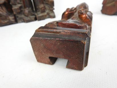 CHINE ou VIETNAM: Neuf statuettes en bois...
