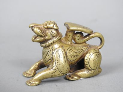 DEUX PETITS SUJETS en bronze doré et ciselé...