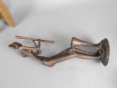 AFRIQUE : Statue en bronze d'une pileuse...