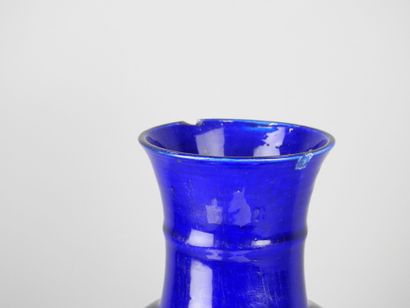 CHINE : Vase de forme balustre en porcelaine...