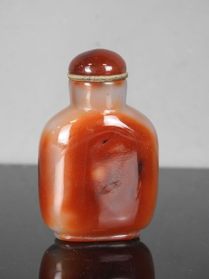CHINE - Vers 1900
Flacon tabatière en agate...