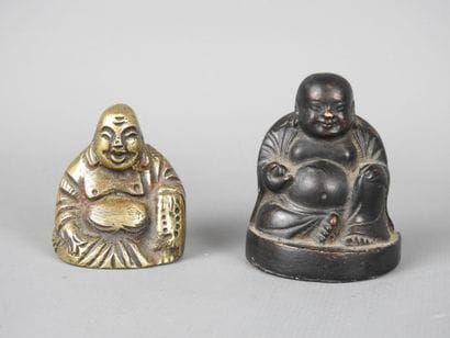 ASIE : Deux bouddhas, l'un en bronze doré....