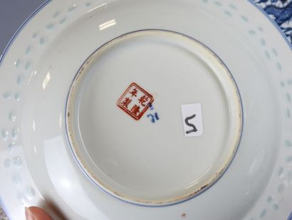 CHINE : Partie de service de table en porcelaine...