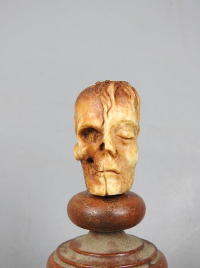 VANITE janus en os de cervidé sculpté sur...