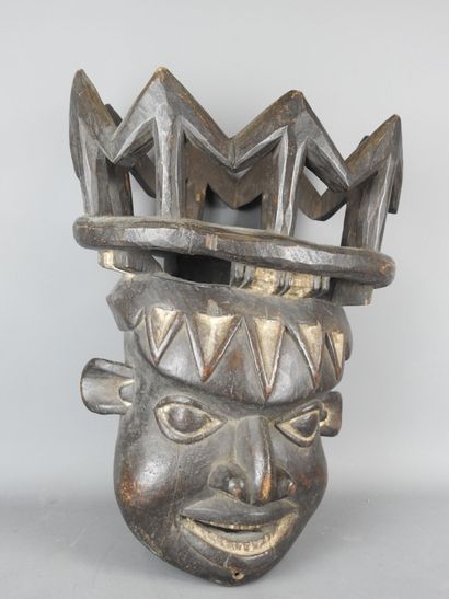 BABANKI, Grassland : 
Carved wood
Helmet...
