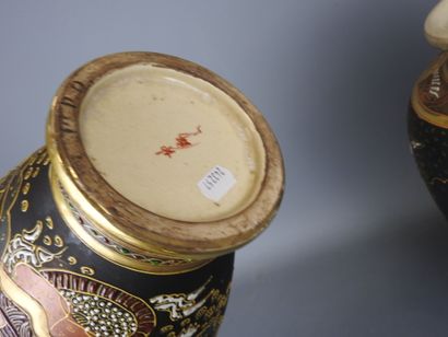 JAPON, Satsuma : Paire de vases de forme...