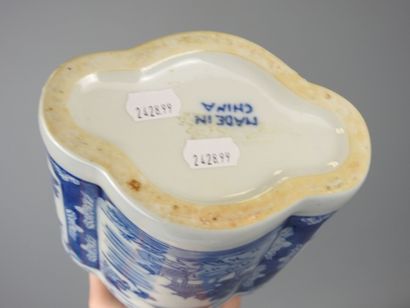 CHINE : Pot à gingembre de forme quadrilobée...