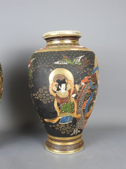 JAPON, Satsuma : Paire de vases de forme...
