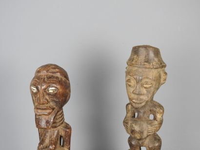 SONGYE, RDC : Deux statues de pouvoir en...