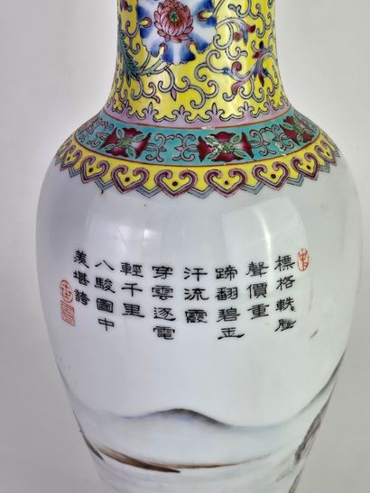 CHINE, XXe.
Vase balustre en porcelaine et...