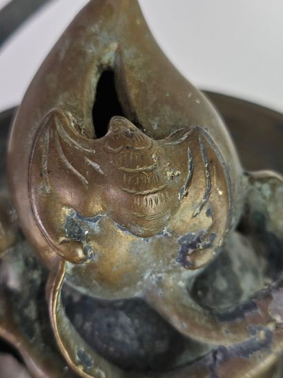 CHINE, XIXe.
Brûle parfum suspendu en bronze...