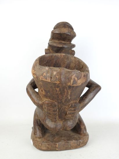 LUBA - CONGO : Squatting figure carrying...