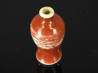CHINA - 19th century
Baluster-shaped snuff...