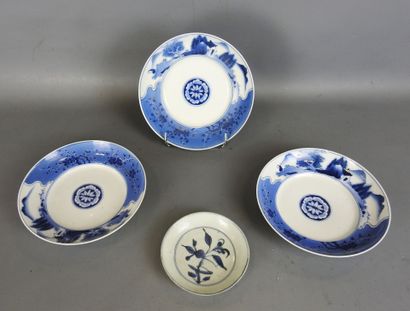 CHINE : Trois coupelles en porcelaine blanc...