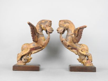 INDE : Paire de chimères ailées en bois sculpté,...