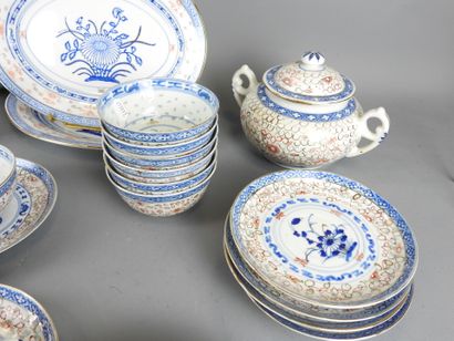 CHINE : Partie de service de table en porcelaine...
