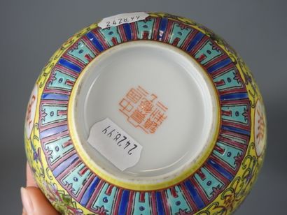 CHINA: Porcelain dish decorated with dragons...