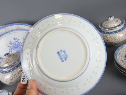 CHINE : Partie de service de table en porcelaine...