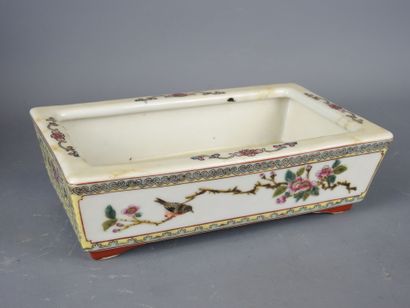 CHINA: Small porcelain jardinière with polychrome...