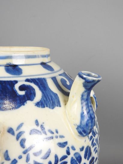CHINE : Large verseuse en porcelaine à décor...
