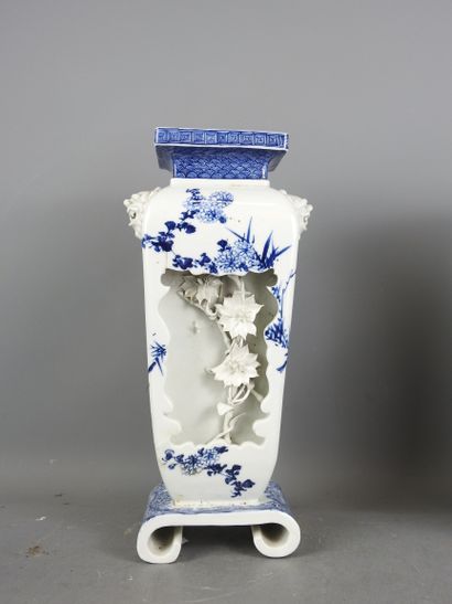 CHINE : Vase balustre en porcelaine céladon...