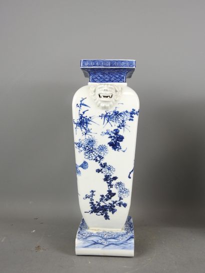 CHINE : Vase balustre en porcelaine céladon...