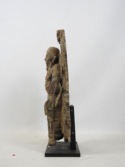 INDE : Bas relief en bois sculpté d'une divinité....