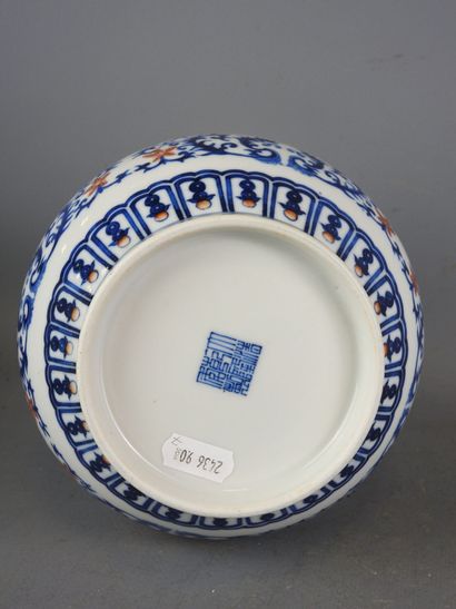 CHINE : Vase à deux anses en porcelaine blanc...