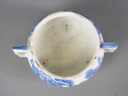 JAPON : Brûle parfum tripode en porcelaine...