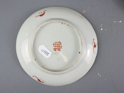 CHINE : Trois coupelles circulaires en porcelaine...