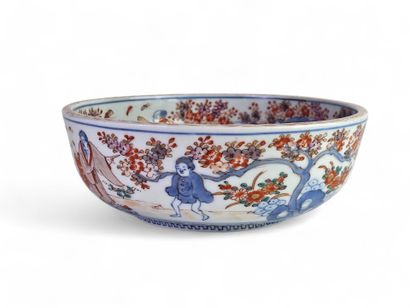 CHINA, late 19th century.
Circular porcelain...