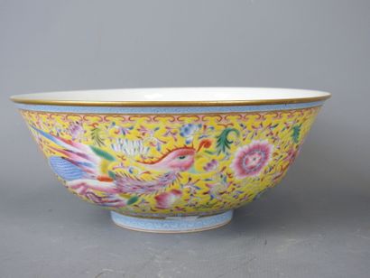 CHINA: Porcelain bowl with polychrome enamel...
