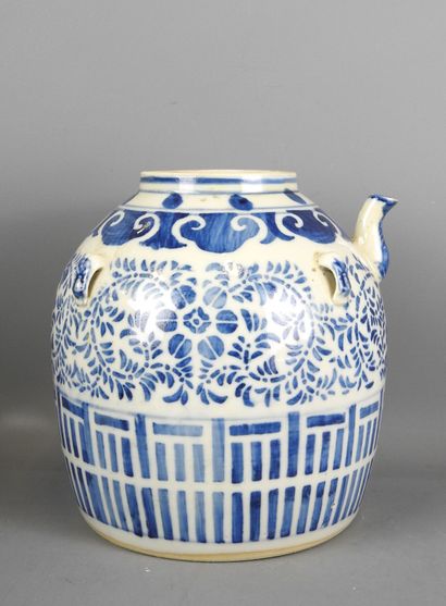 CHINE : Large verseuse en porcelaine à décor...