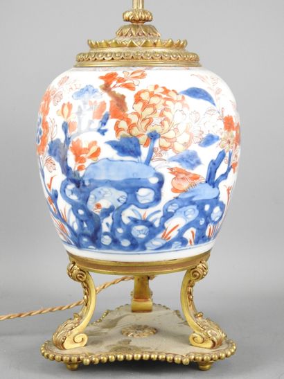 JAPON : Lampe en porcelaine à décor Imari,...