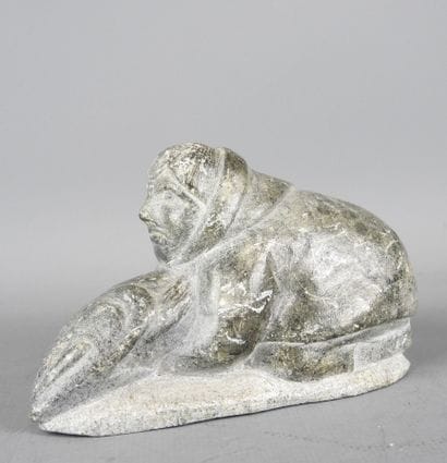 ART INUIT : Homme tenant un poisson. Sculpture...