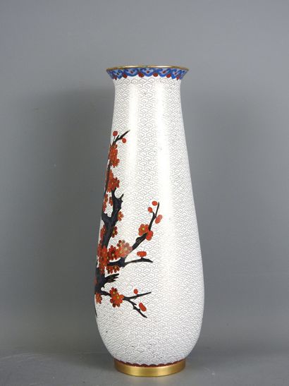 JAPON : Vase en émaux cloisonnés à décor...