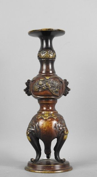 JAPON : Vase tripode en bronze. H. 20 cm...