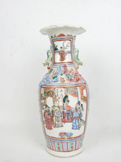 CHINA: A baluster-shaped porcelain vase decorated...