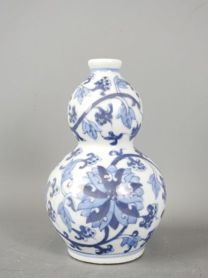 CHINE : Vase de forme double gourde en porcelaine...