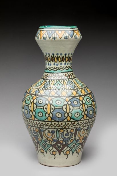 MAROC.
Vase bilobé en céramique à décor polychrome.
Haut...