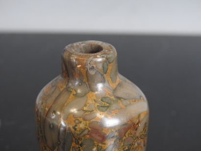 CHINA - 19th century
Grey puddingstone snuff...