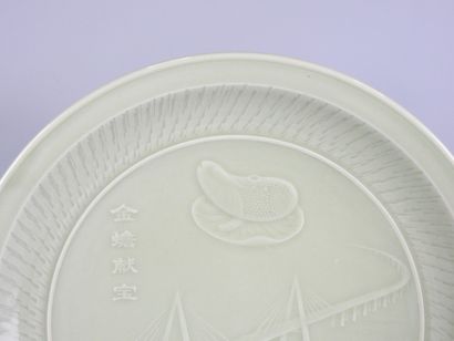 CHINE : Plat en porcelaine céladon. XXè....