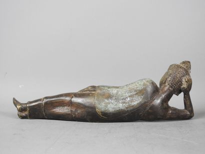 TIBET : Bouddha allongé en bronze à patine...