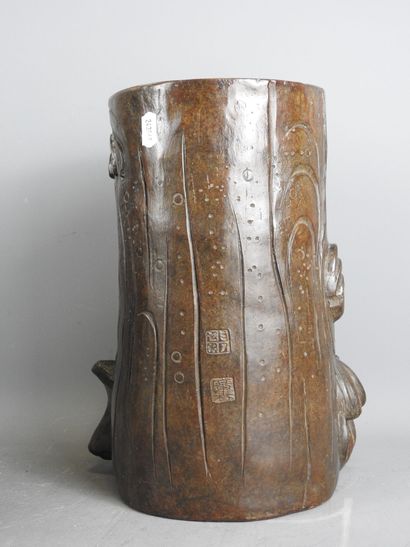 CHINE : Vase en bronze à patine brune à décor...