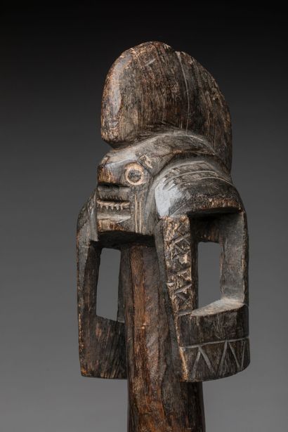 MUMUYE, Nigéria.
Bois dur, patine brun-foncé.
Grande...