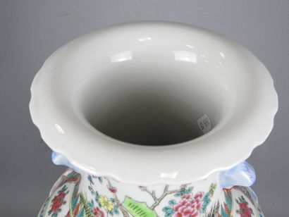 CHINE : Vase balustre en porcelaine à décor...
