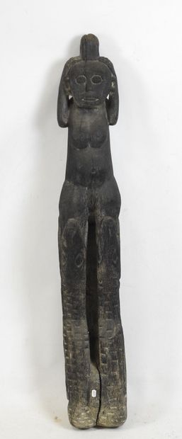 INDONESIA - Borneo : Protective pole carved...