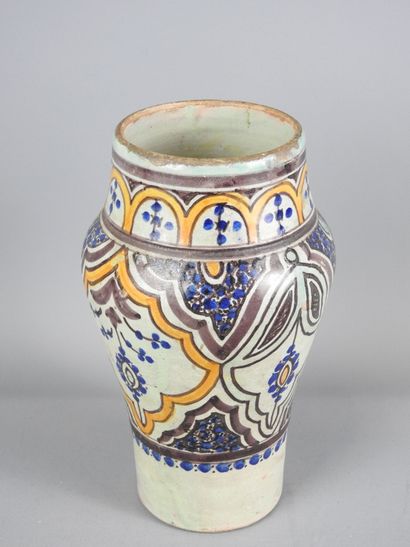 MAROC - Fès : Vase en faïence à décor polychrome....