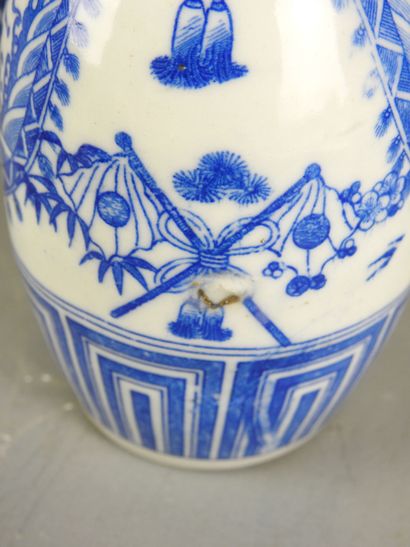 JAPON : Vase au col long étroit, porcelaine...