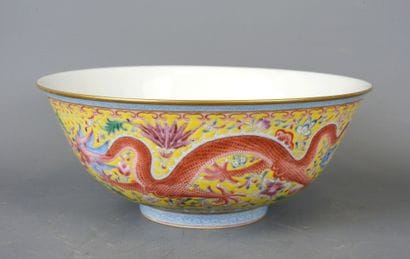 CHINA: Porcelain bowl with polychrome enamel...